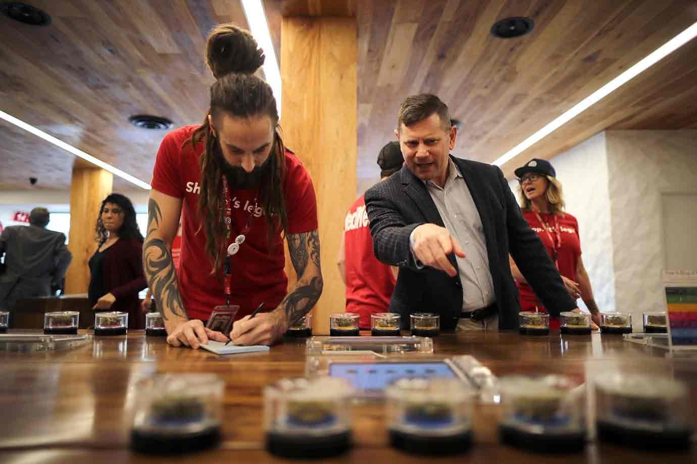 Cliente compra maconha na loja MedMen em West Hollywood, Califórnia, em 2 de janeiro de 2018.