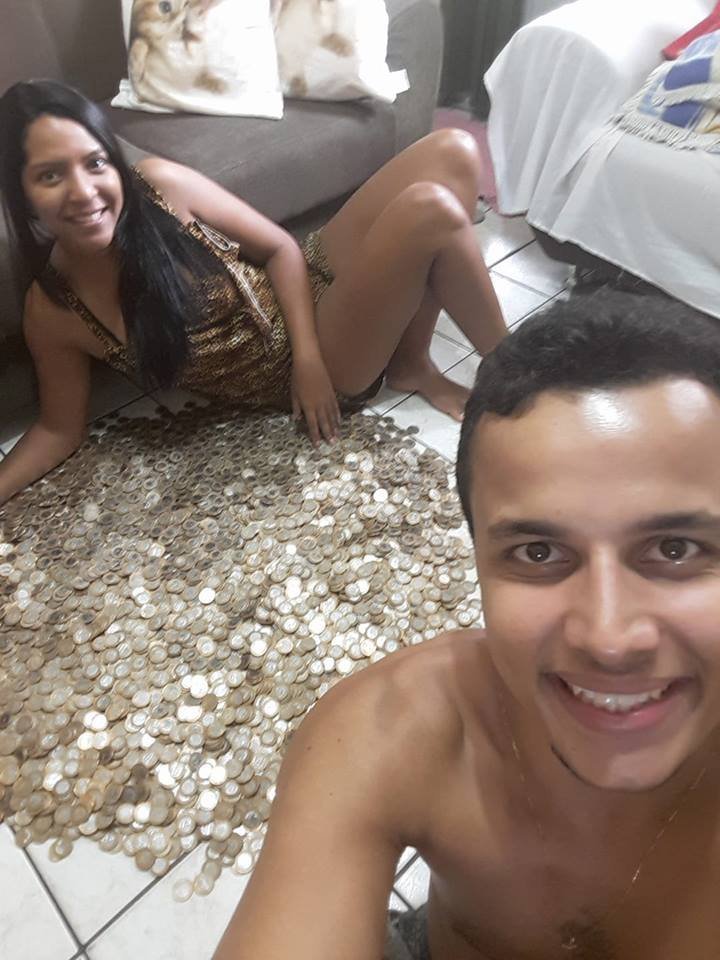 O gerente de loja Rodrigo Melo Matos, 27 anos; e a contadora Marcelle Riesco, 28 anos: economia de 10 mil reais em moedas