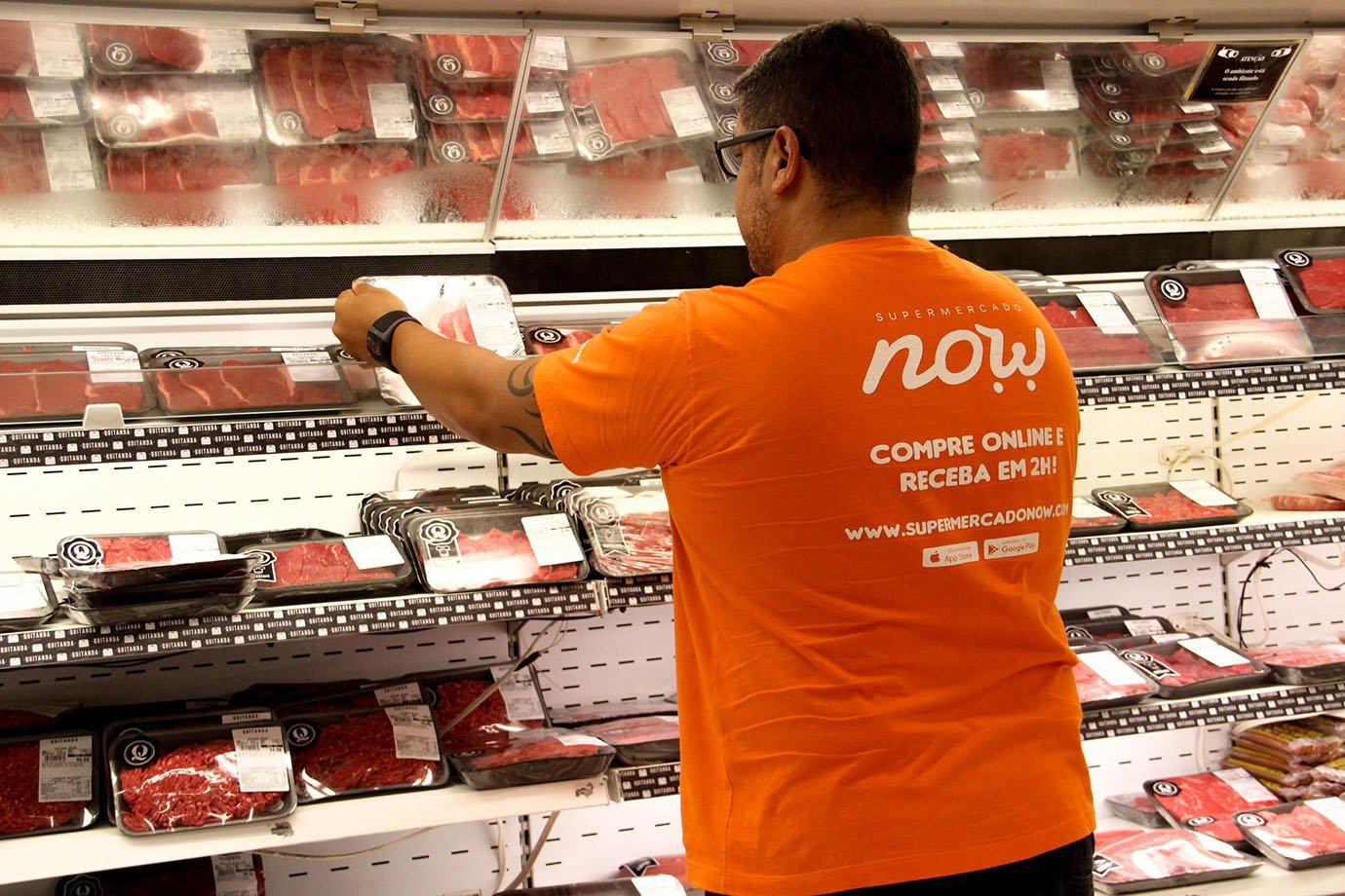 Um shopper do Supermercado NOW faz compras