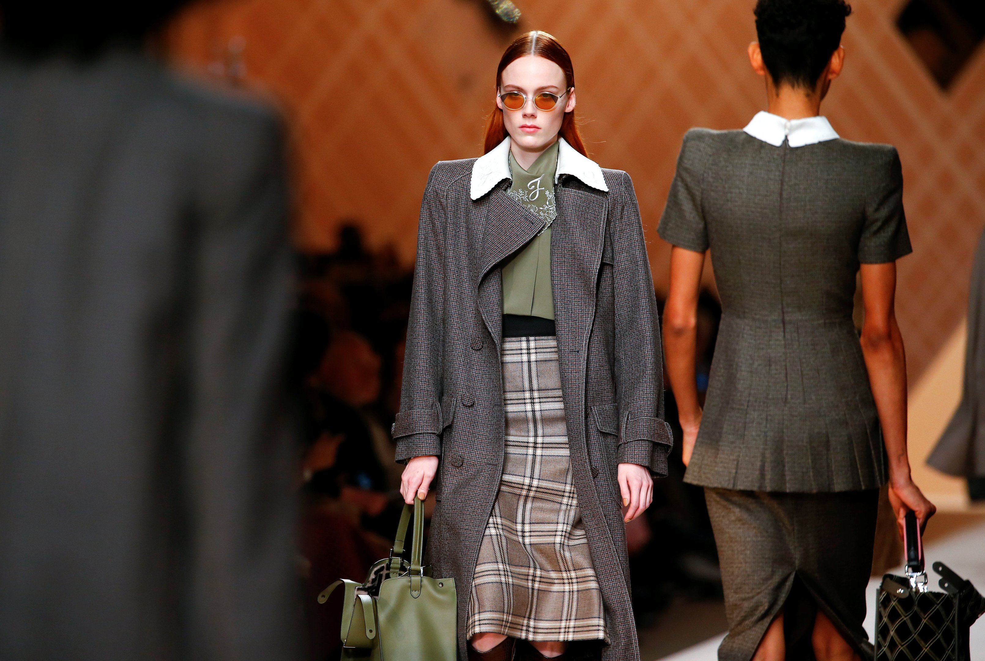 Modelo veste criação da coleção de outono/inverno da marca Fendi durante a semana de Milão. 22 de fevereiro de 2018 REUTERS/Tony Gentile