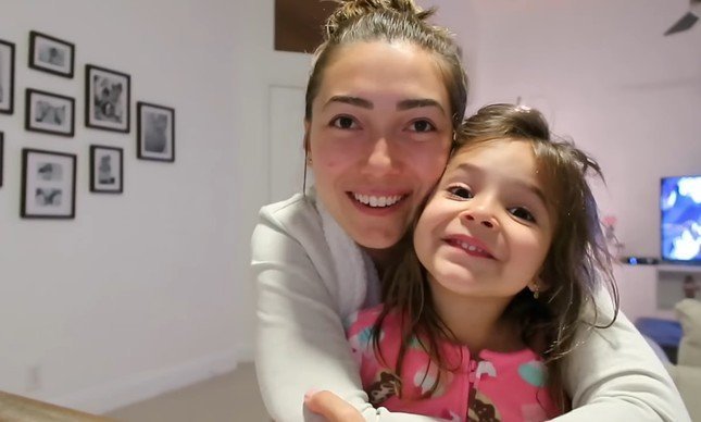 Aline Vicente e sua filha Laura, autista funcional