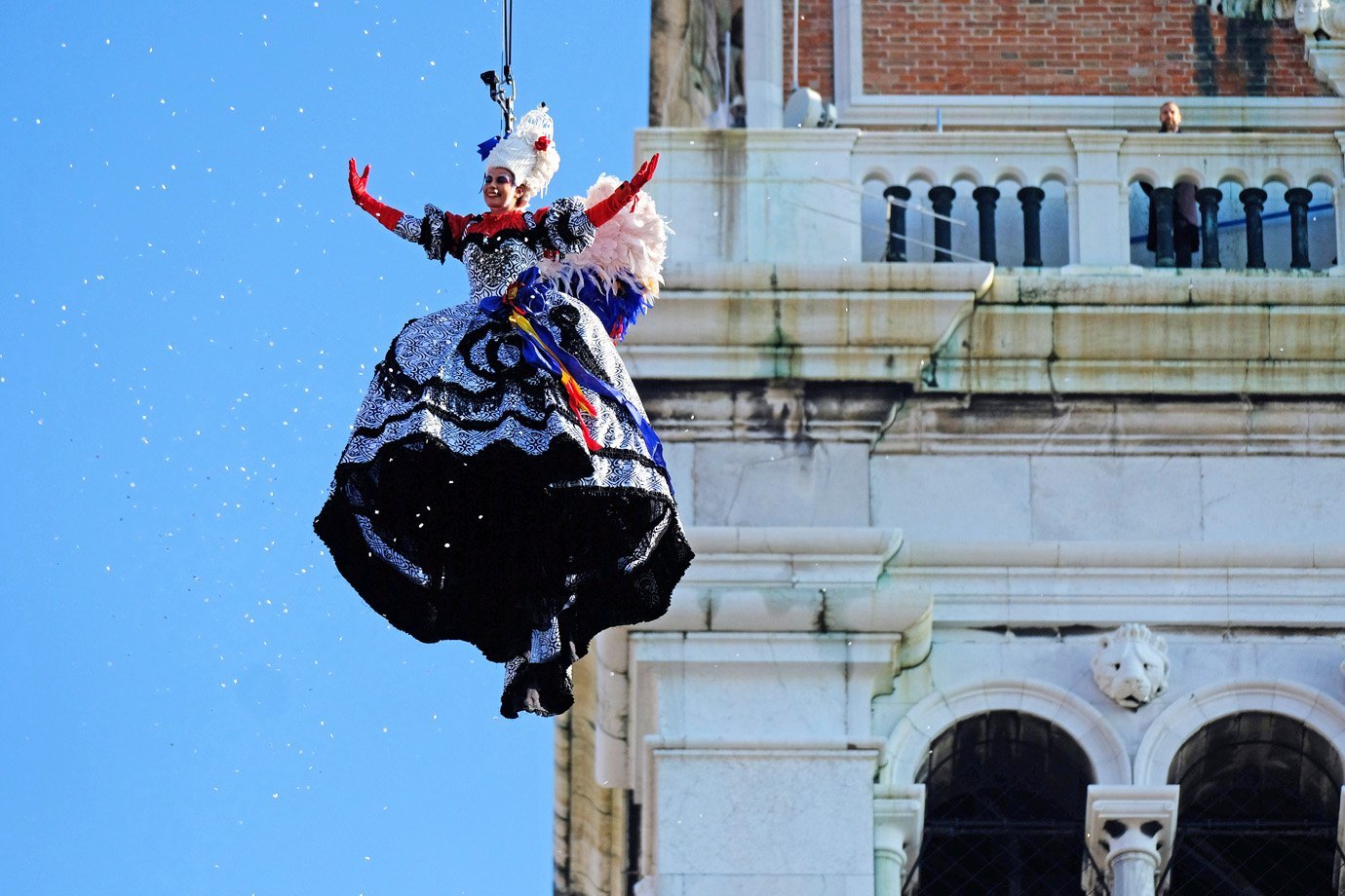 Mulher vestida de anjo na abertura do Carnaval de Veneza