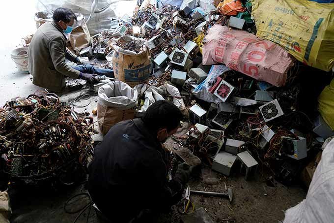 Reciclagem de eletroeletrônicos na China.