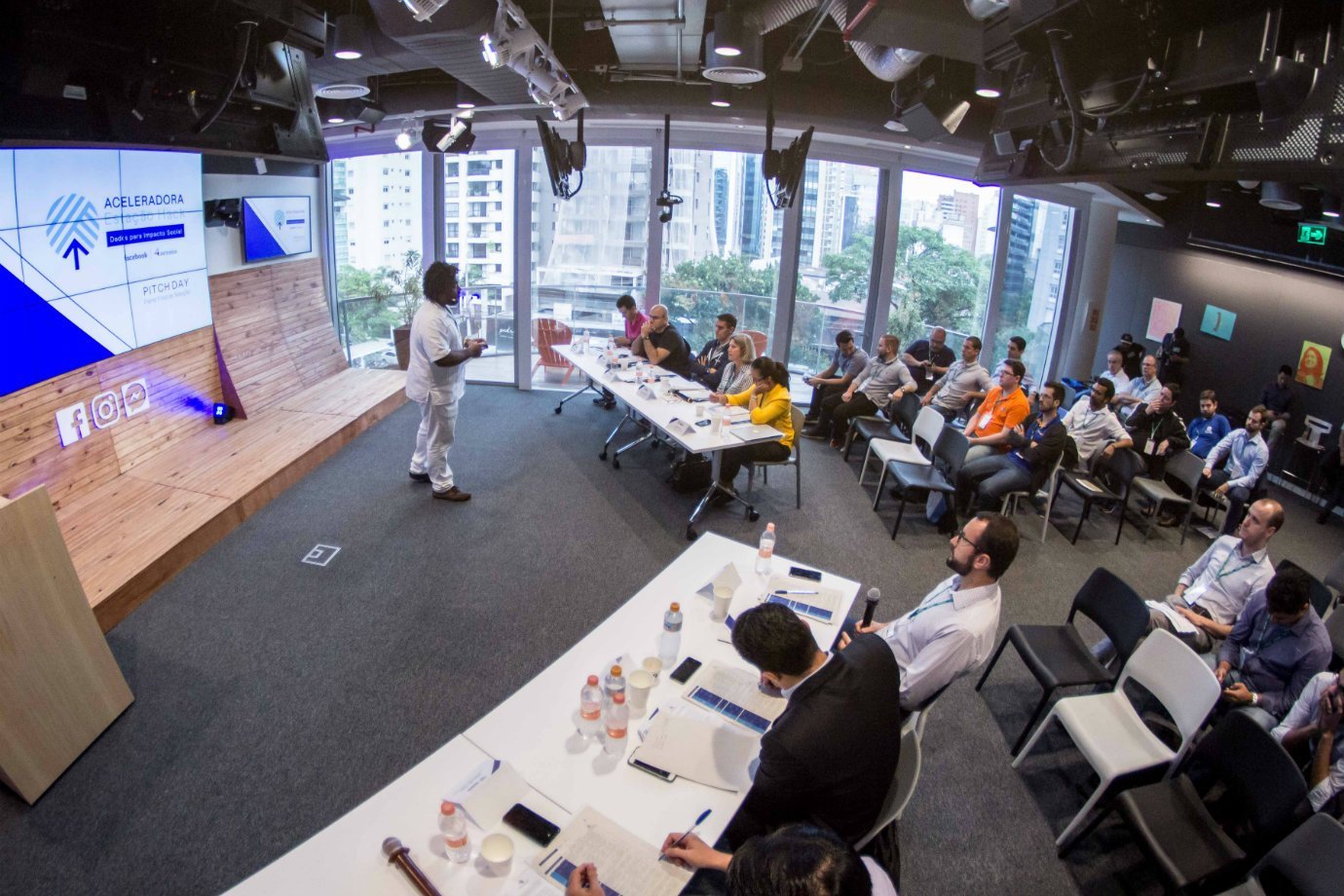 Workshop realizado em espaço da Estação Hack, centro de inovação do Facebook com a Artemisia