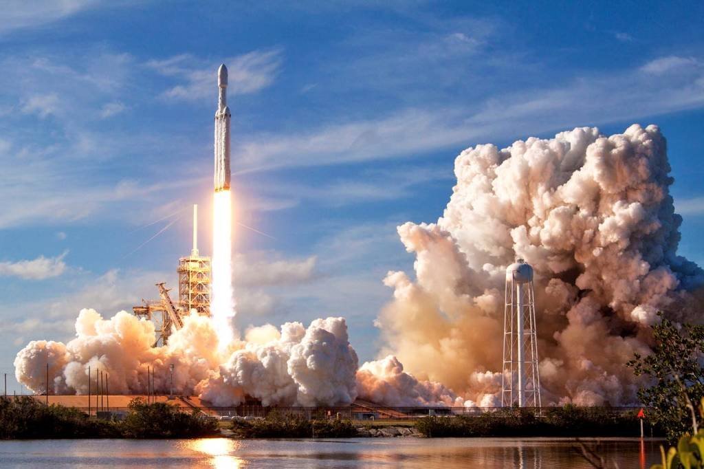 Foguete Falcon Heavy, da SpaceX durante seu lançamento no dia 6 de fevereiro de 2018. Ele é o maior foguete já lançado