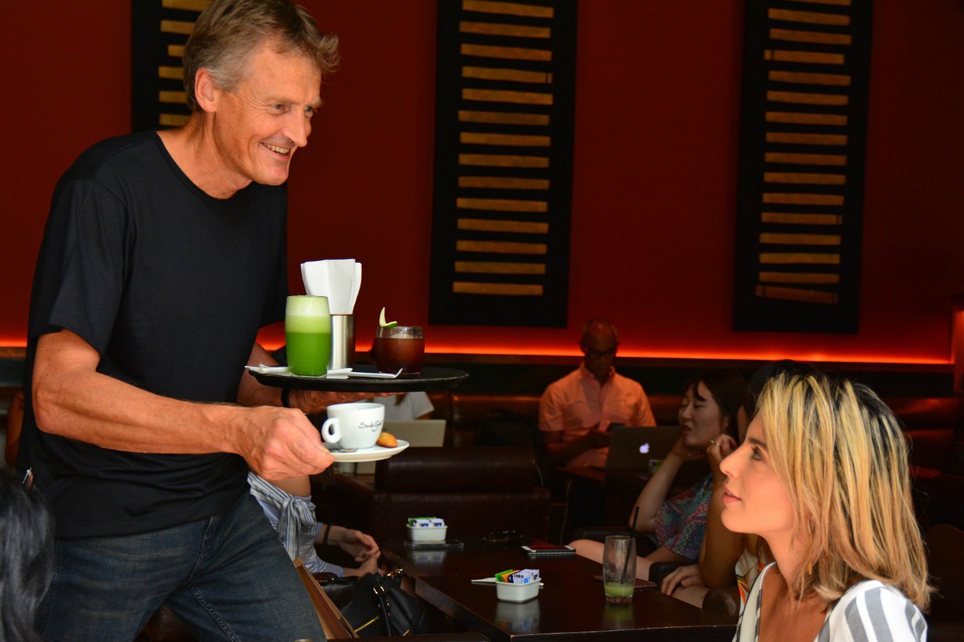 Marco Kerkmeester, do Santo Grão, atuando como garçom em uma das cafeterias