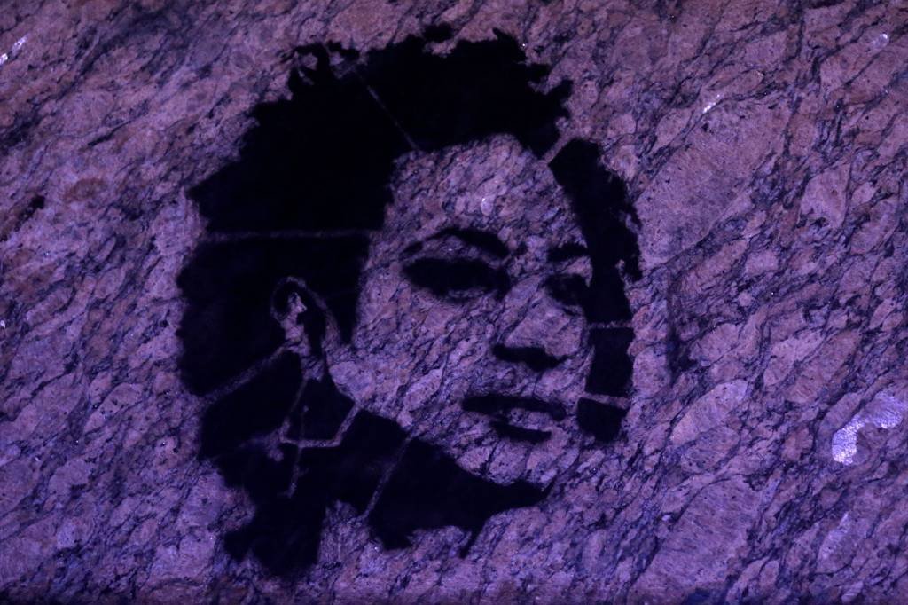 Estêncil da ex-vereadora Marielle Franco, do Rio de Janeiro, é retratada na parede da Câmara Municipal, no dia 16 de março de 2018. REUTERS / Ricardo Moraes APENAS PARA USO EDITORIAL. NÃO RESPIRA. NENHUM ARQUIVO