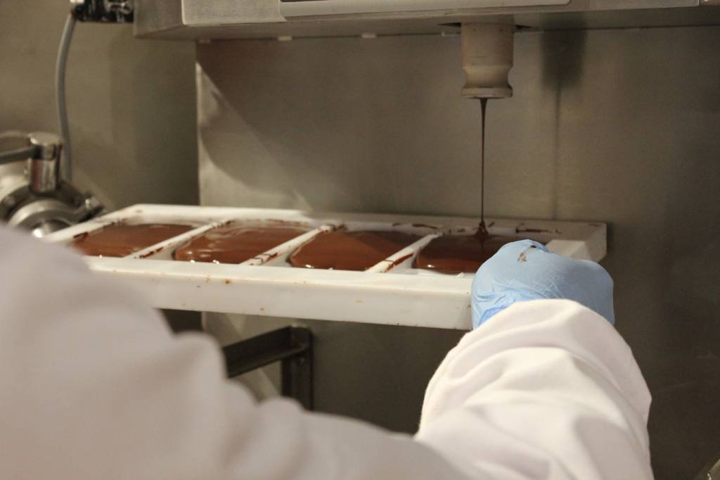 O chocolate é colocado em formas e resfriado lentamente