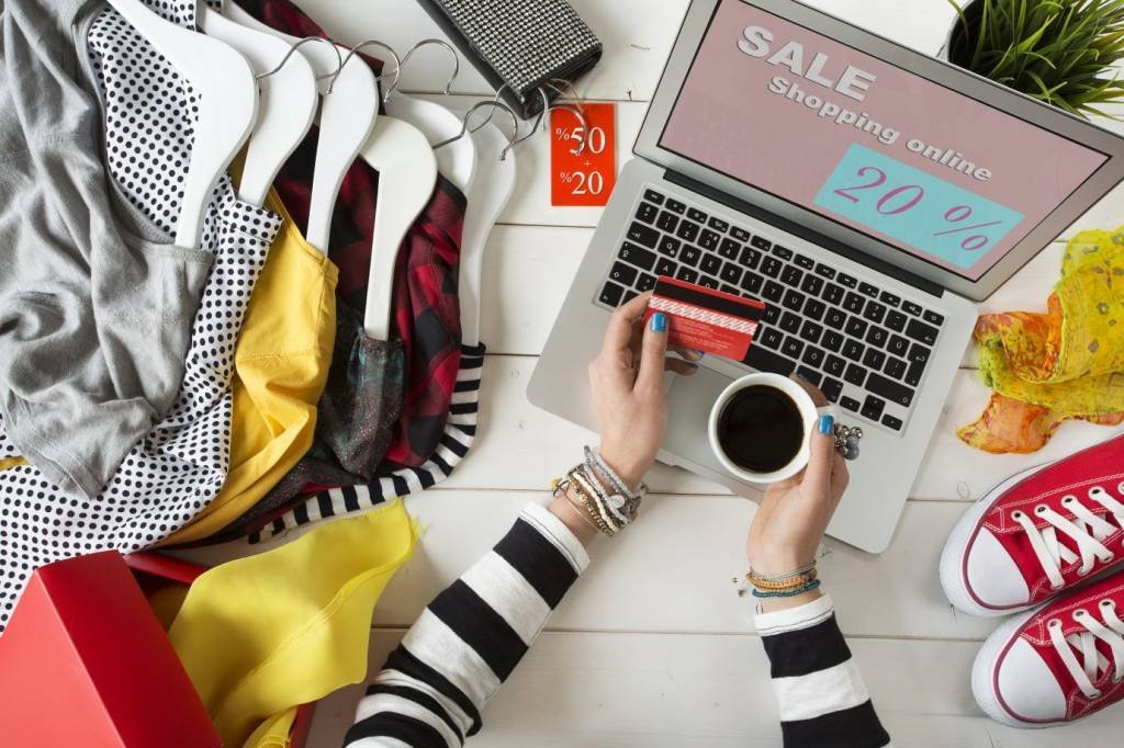Mulher faz compras online, e-commerce, liquidação