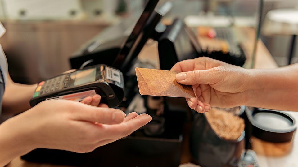 Mulher faz compras em loja (pagamento, cartão)