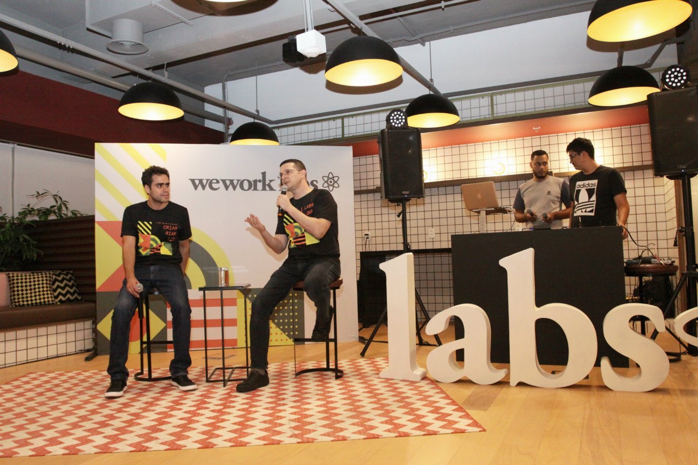 Lucas Mendes e Roee Adler, no WeWork Paulista