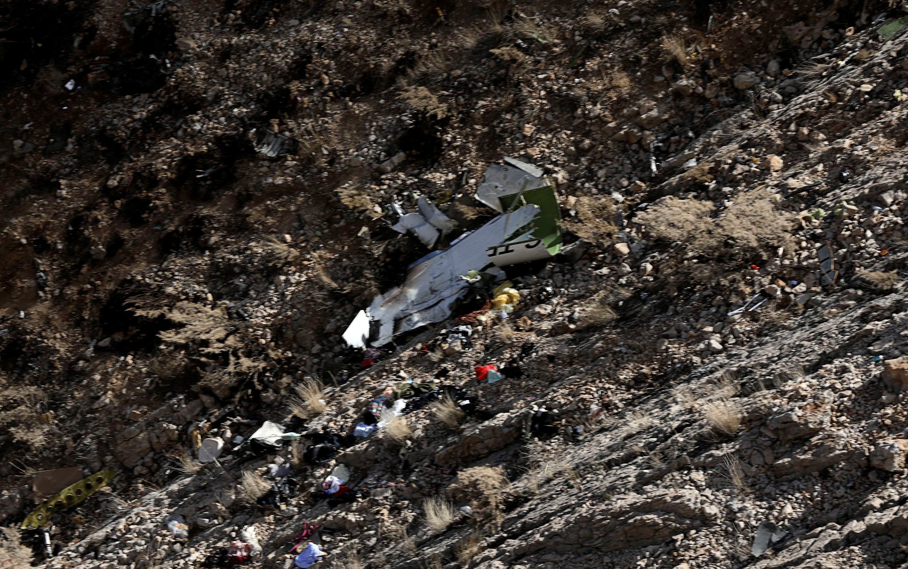 Destroços de avião são vistos após acidente na Turquia, no dia 12 de março