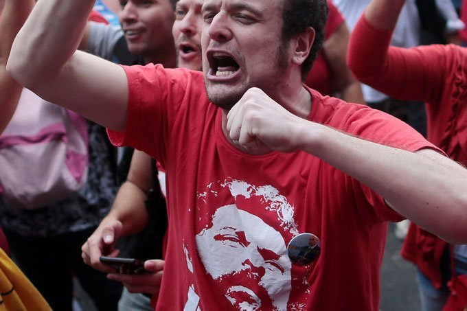 Apoiadores do ex-presidente Luiz Inácio Lula da Silva no Sindicado dos Metalúrgicos em São Bernardo do Campo