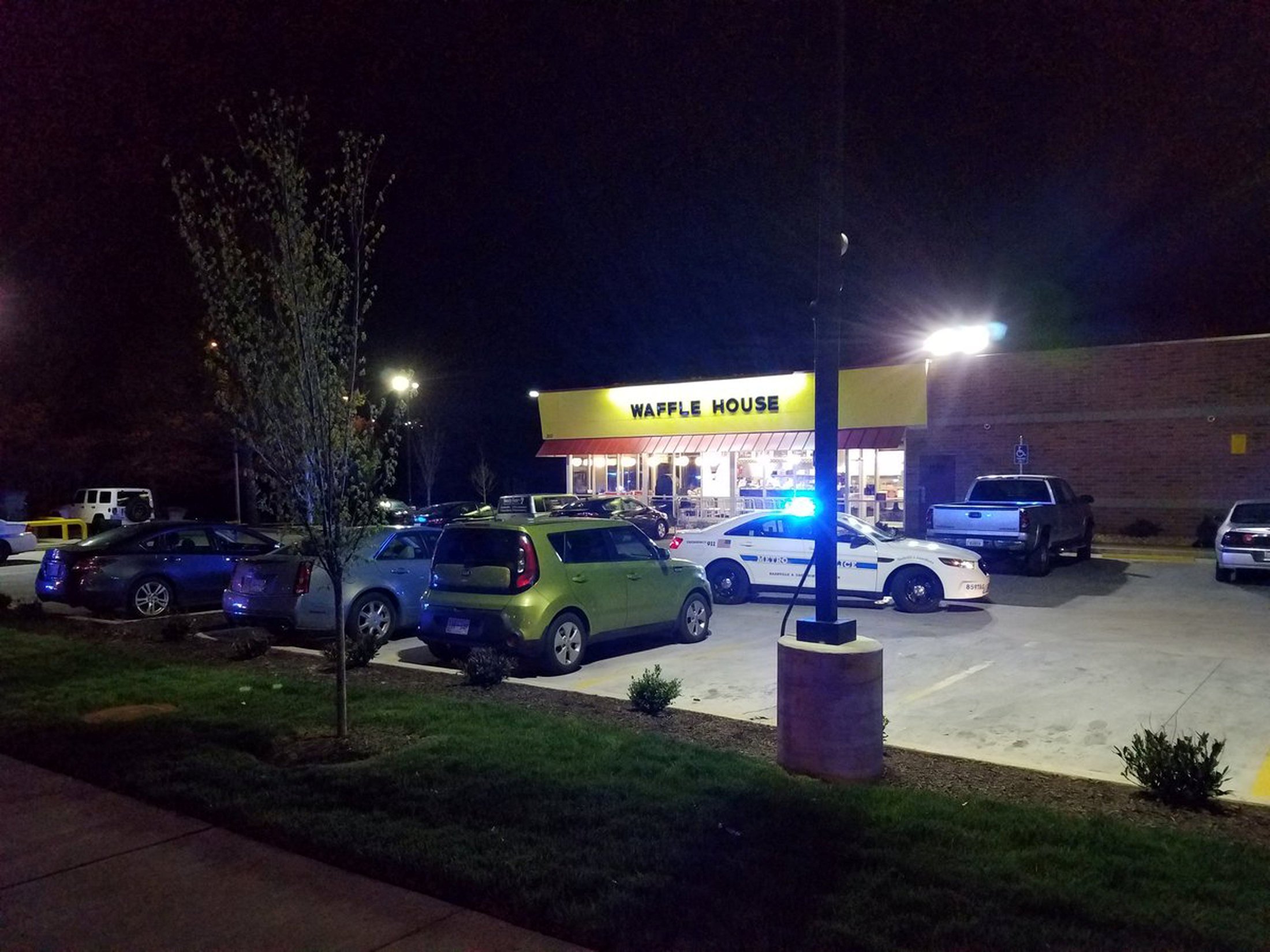 Carro de polícia estacionado em frente ao restaurante Waffle House, que foi alvo de tiroteio em Nashville, nos EUA