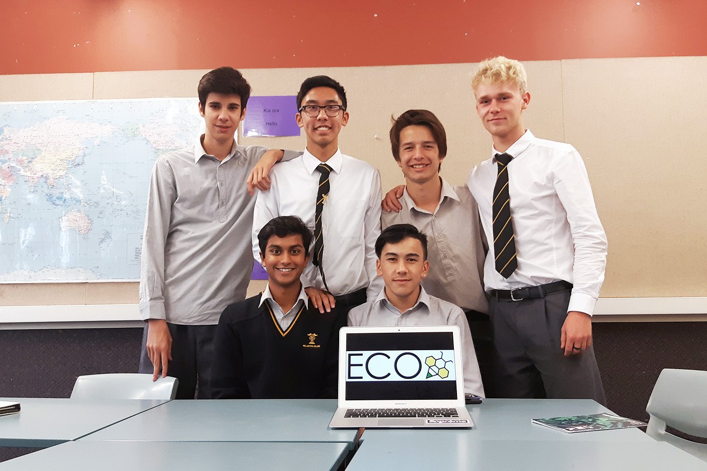 Os estudantes Ben Worthington, Clement Kong, Ethan Yee, Logan Braakhuis, Samuel Wooller e Shashwath Joji, do negócio Eco Bee