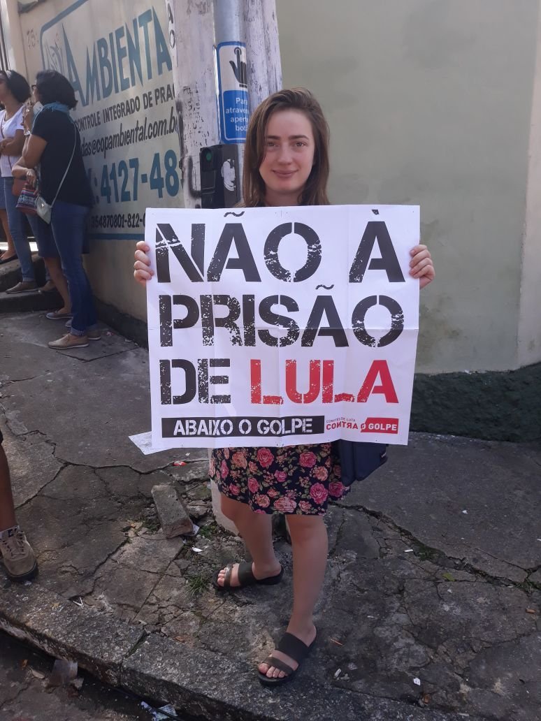 Fernanda Lima, estudante, protesta contra a prisão de Lula em 7 de abril de 2018