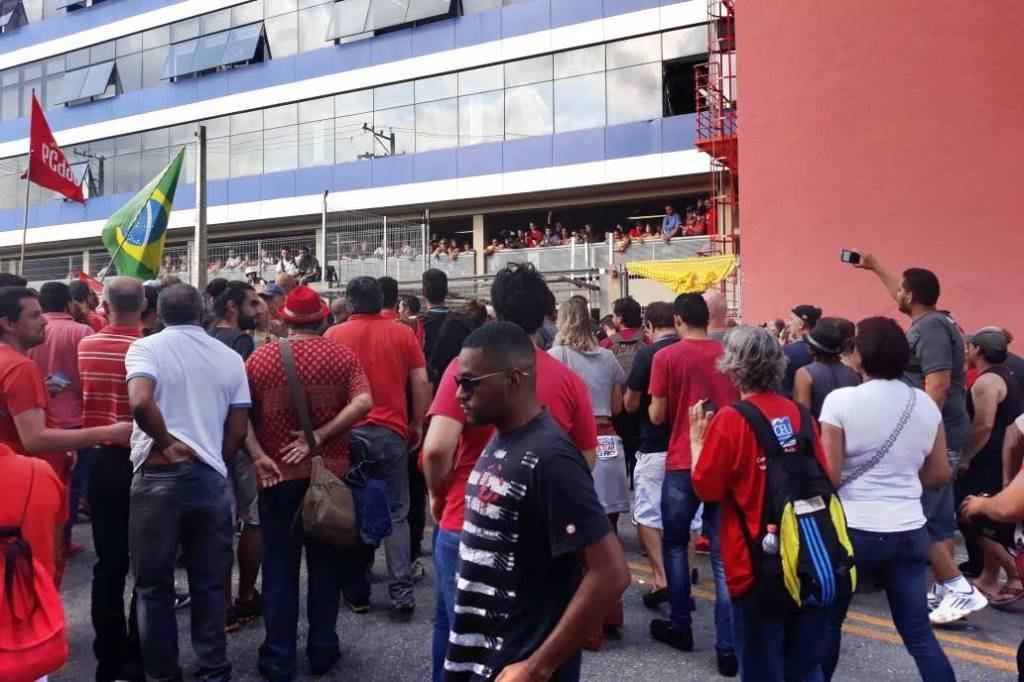 Militantes cercam o prédio do Sindicato dos Metalúrgicos do ABC, onde está Lula em 7-abr-2018