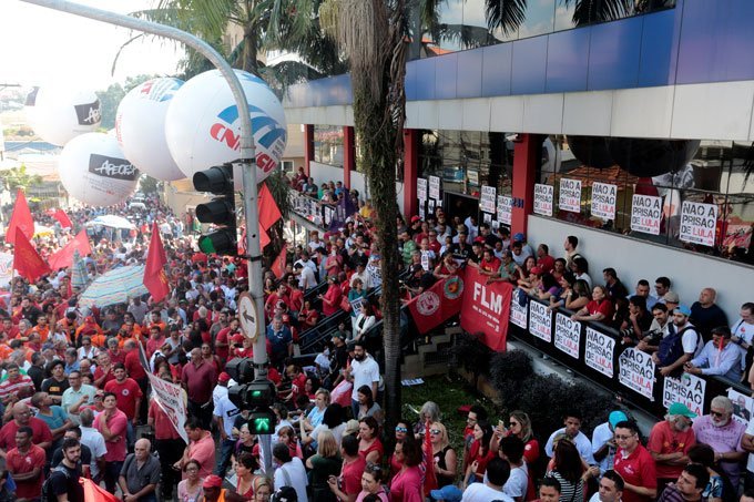 Manifestantes em frente ao Sindicato dos Metalúrgicos em São Bernardo, em apoio ao ex-presidente Lula