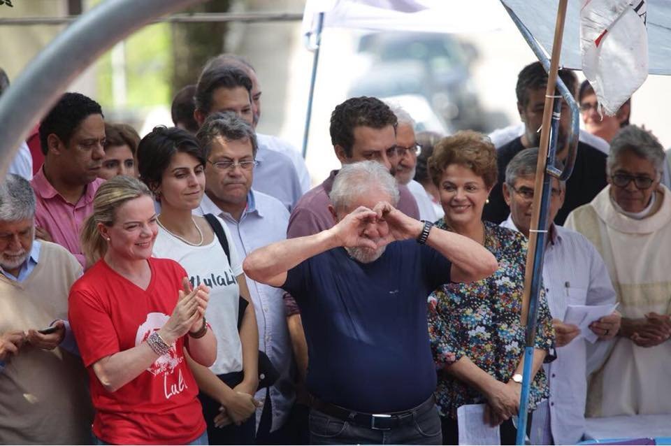 O ex-presidente Lula antes de discursar, um dia após não se entregar à polícia
