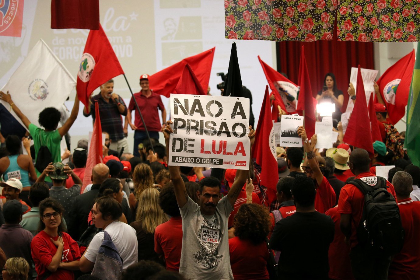 Manifestante contra a prisão de Lula