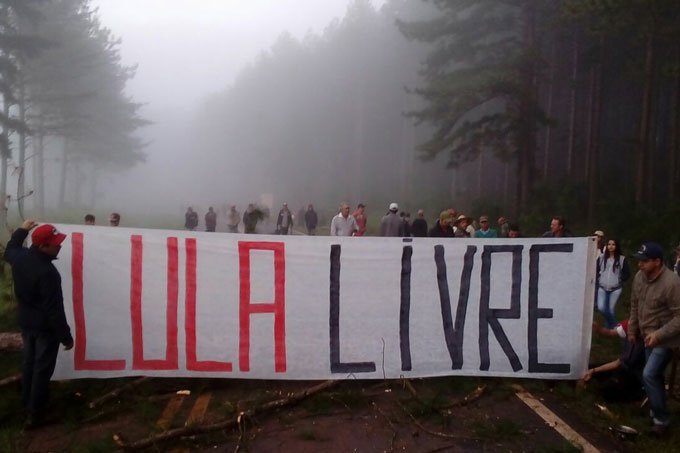 Membros do MST protestam no Paraná contra decreto de prisão de Lula