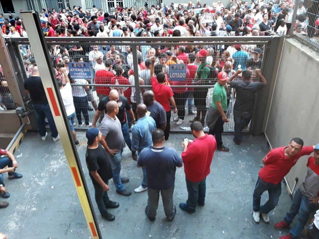 Militantes petistas bloqueiam a entrada do Sindicato dos Metalúrgicos em São Bernardo, SP