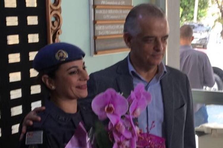 Márcio França, governador de São Paulo, entrega flores para a policial militar Katia Sastre, que matou um assaltante na frente de uma escola