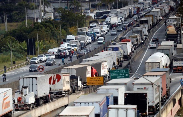Greve dos caminhoneiros: Caminhões participam de protesto na BR-116 em São Paulo