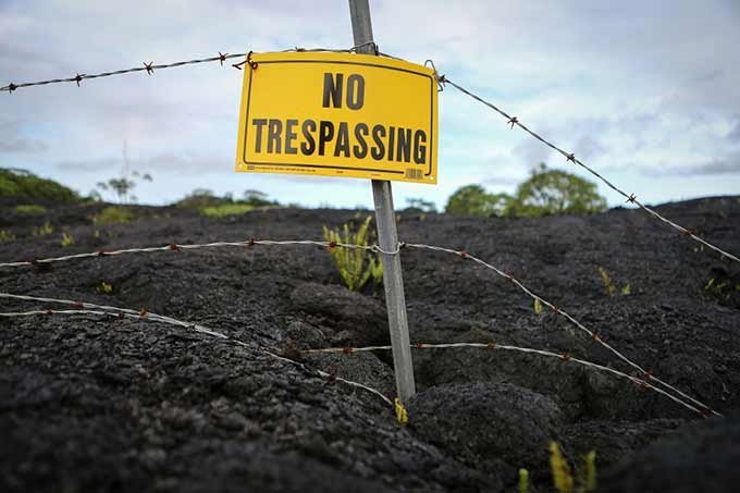 Placa de proibido passar na ilha do Havaí na sequência da erupção do Kilauea.