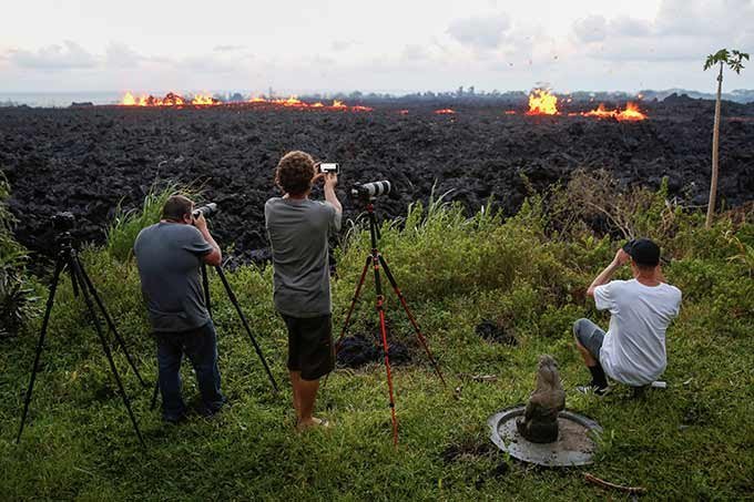 Pessoas observam erupção do Kilauea a distância