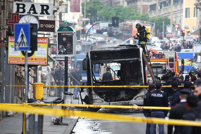 ônibus explode nas ruas de Roma, na Itália