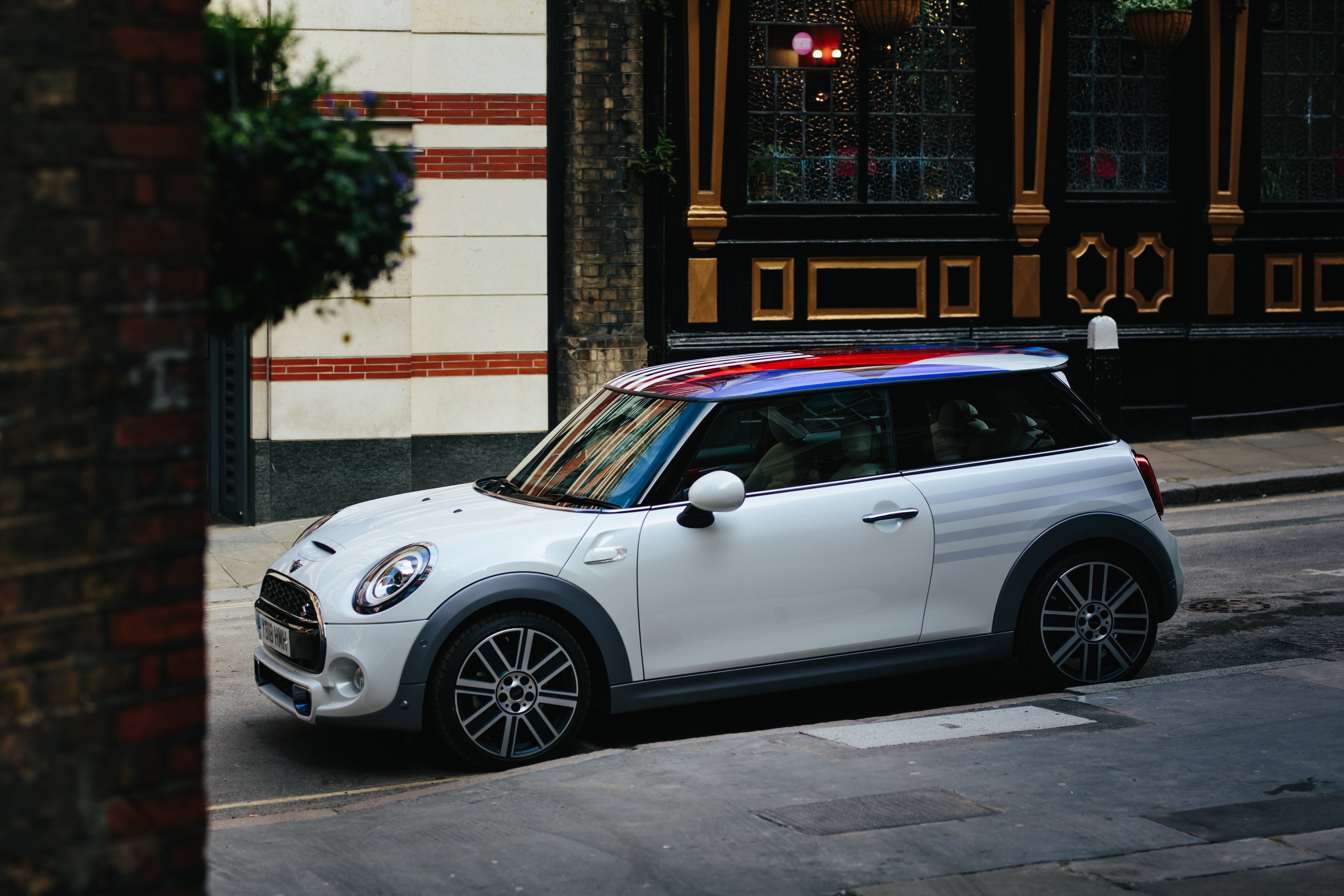 MINI Hatch: lançamento se inspira no casamento real do Príncipe Harry