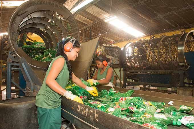 Reciclagem da embalagem PET do Guaraná Antarctica.