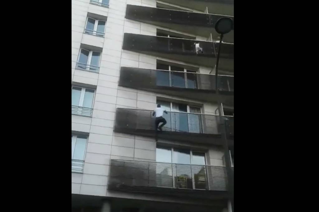 Mamoudou Gassama escala prédio para resgatar criança em Paris