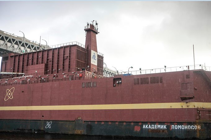 Usina "Akademik Lomonosov" deixando o porto de St. Petersburg no sábado (28).