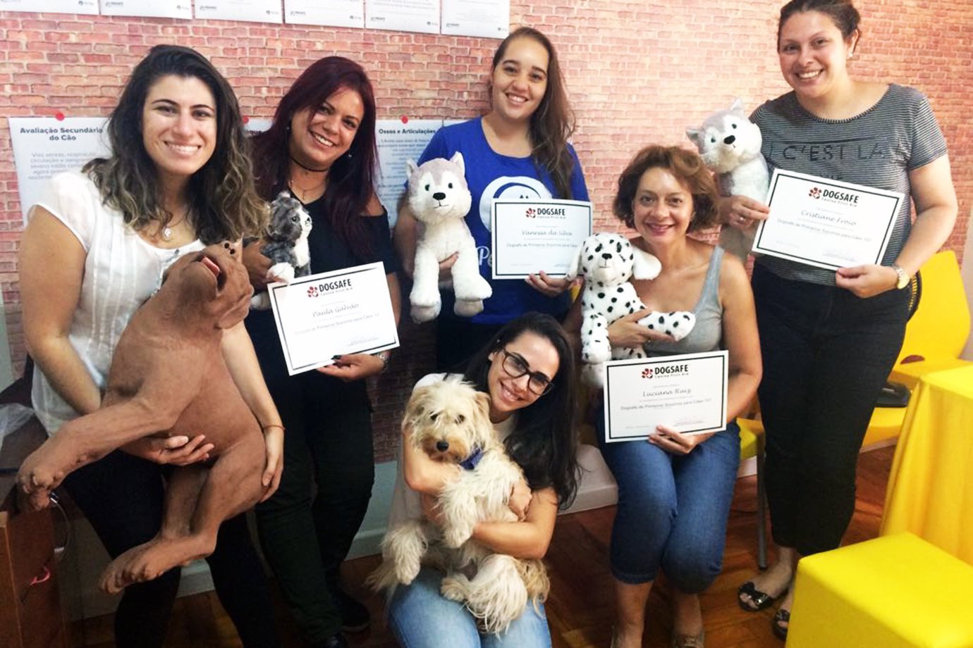 Carolina Rocha e anfitriões da Pet Anjo com seus certificados de cursos realizados pela Pet Anjo