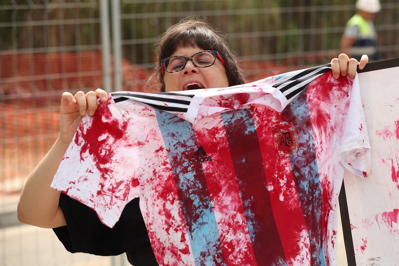 Manifestante protesta do lado de fora de treino da seleção argentina