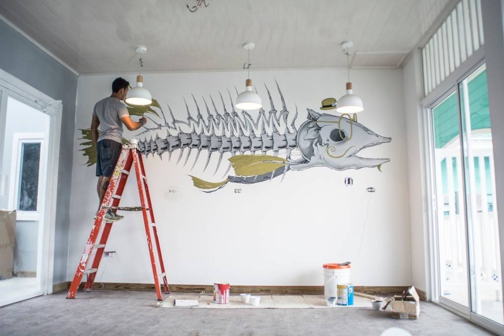 Artista pinta mural em hotel Selina