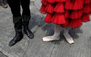 Companhia de balé se apresenta no farol no México