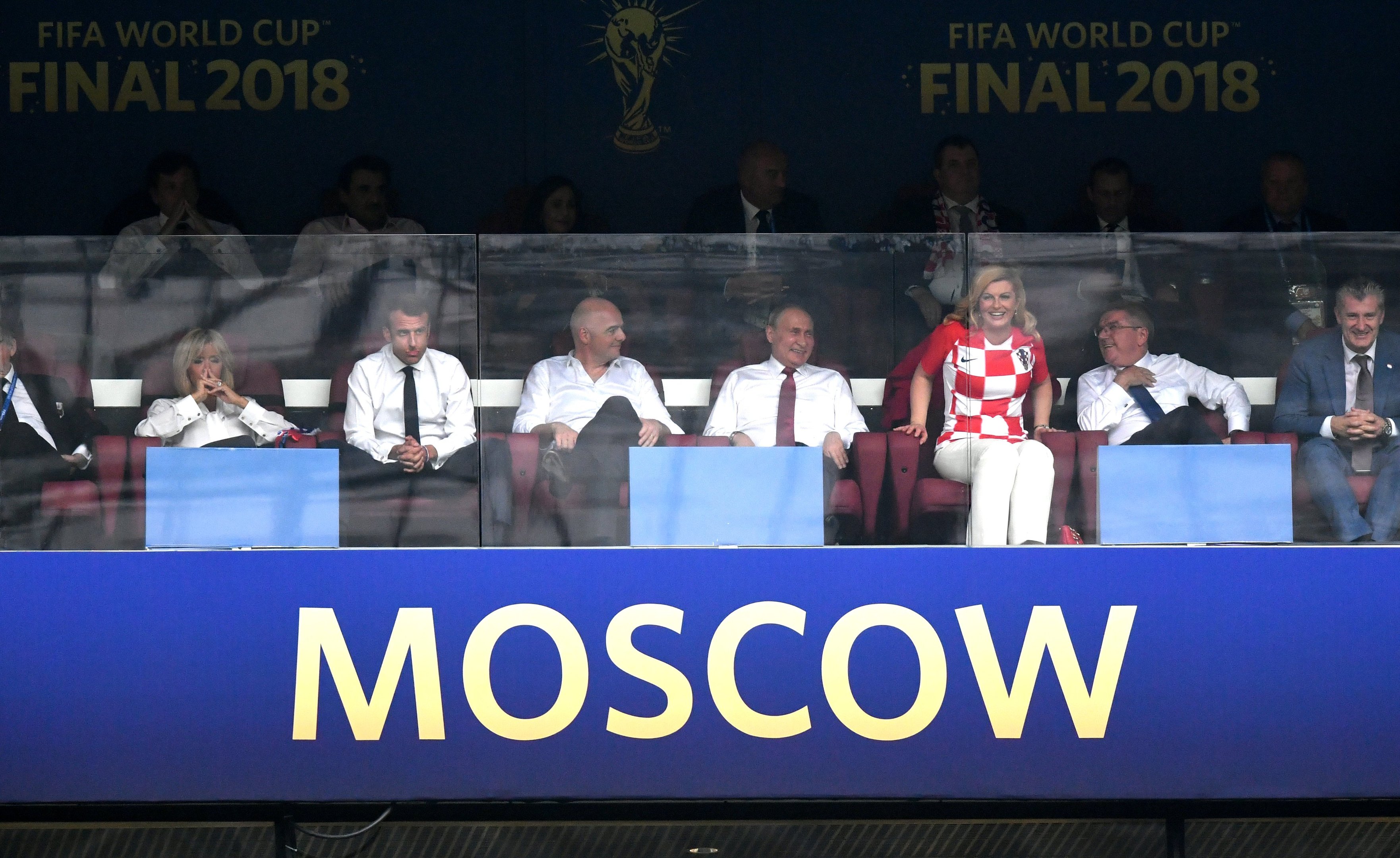 Brigitte Marcon, presidente da França Emmanuel Macron, presidente da FIFA Gianni Infantino, presidente da Rússia Valdimir Putin e presidente da Croácia Kolinda Grabar-Kitarovic, na final da Copa do Mundo 2018