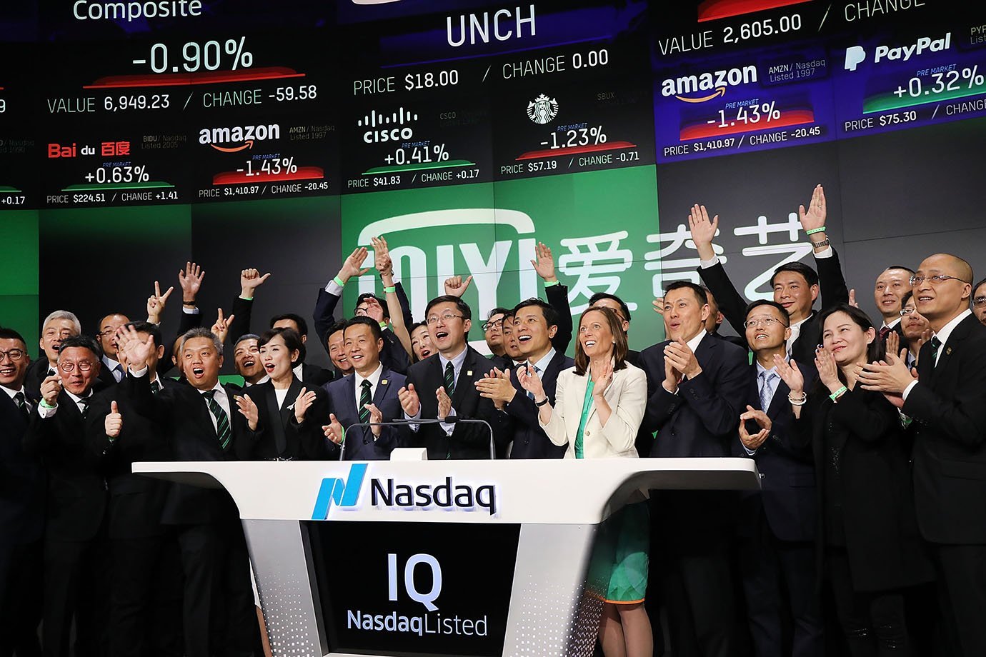 Yu Gong, fundador e CEO da IQiyi, toca o sino com investidores e funcionários em celebração ao IPO do negócio