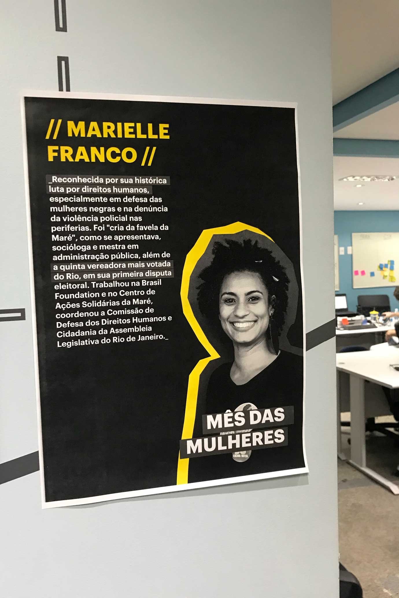 Cartaz feito pelo Comitê de Diversidade do GuiaBolso para o mês da mulher. O cartaz na foto mostra a deputada e ativista carioca Marielle Franco