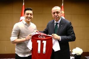 Jogador alemão,Mesut Ozil, e o presidente da Turquia Erdogan em maio de 2018