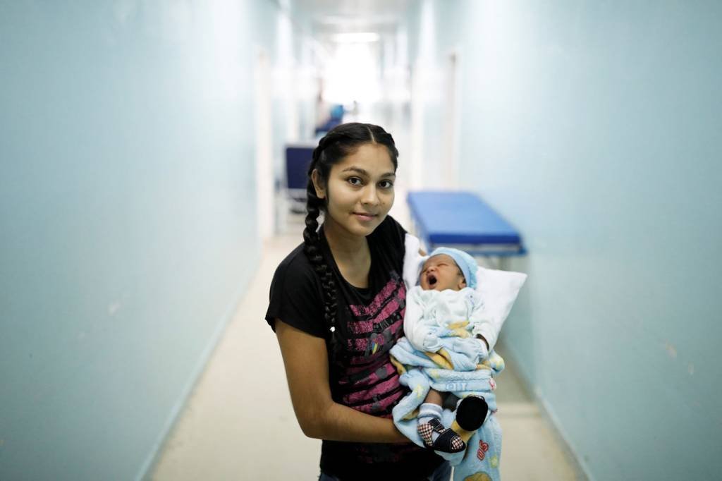 Jasmilfer, 23 anos, venezuelana do estado de Monagas, hospeda seu bebê de cinco dias, Arjunea, em uma maternidade em Boa Vista, Roraima