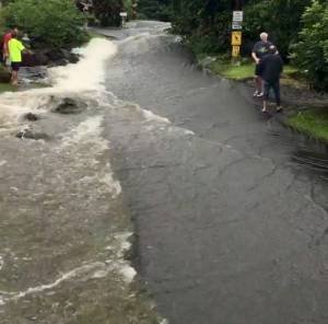 Furacão Lane faz rio transbordar no Havaí