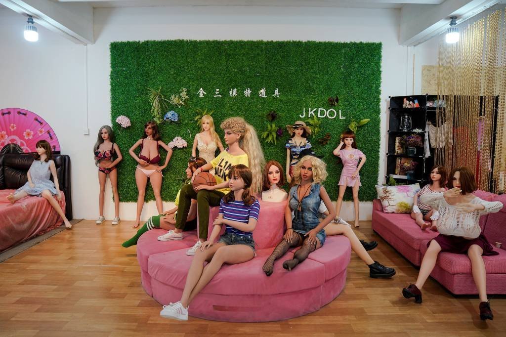 Fabricação de bonecas sexuais "inteligentes" pela WMDOLL na China