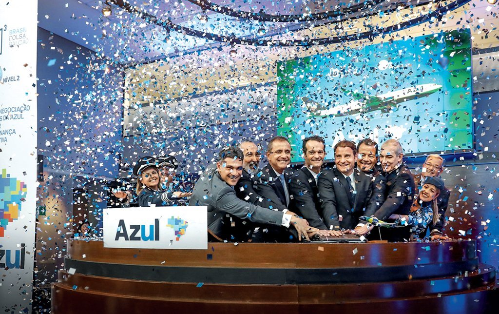 Executivos da Azul comemoram a oferta pública de ações (foto: Nacho Doce / Reuters)