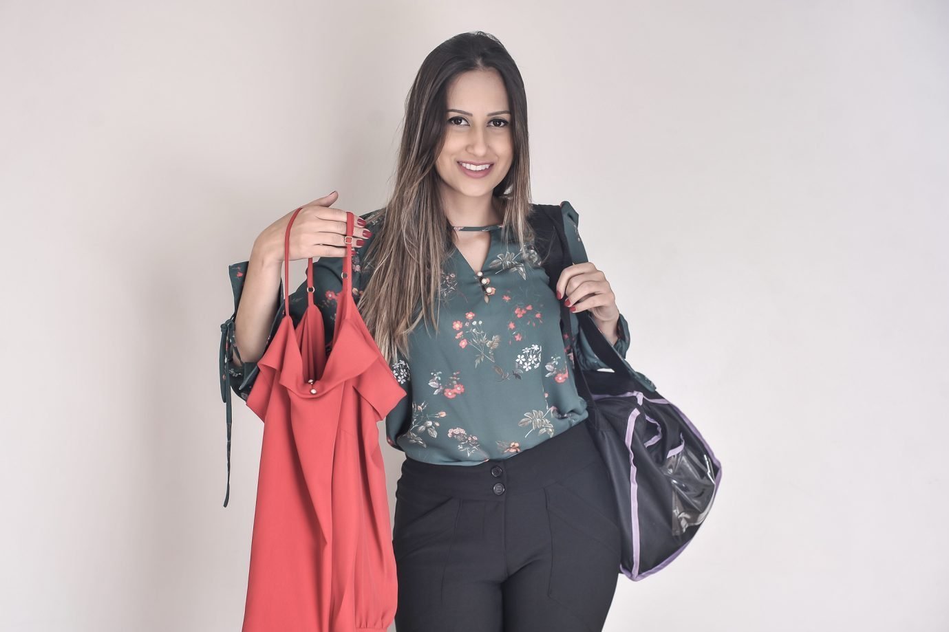 Daniela Almeida: ela trabalha em uma consultoria de TI das 9h às 18h e também tem a Side Chic para a venda de roupas online