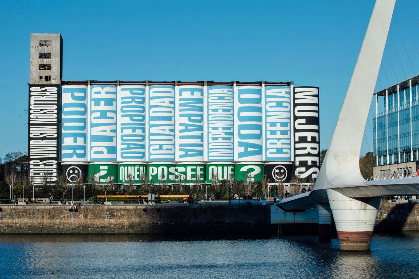 Instalação de Barbara Kruger em Puerto Madero