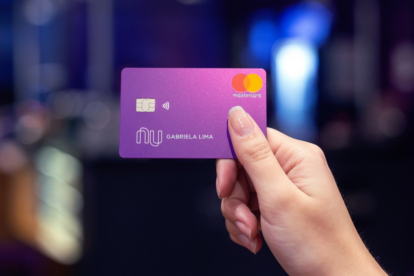 Novo design do cartão Nubank, com tecnologia contacless